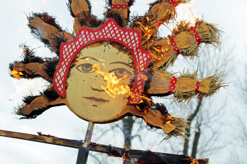 Кататься с горок, много есть и прощать: как правильно отметить Масленицу в 2025 году